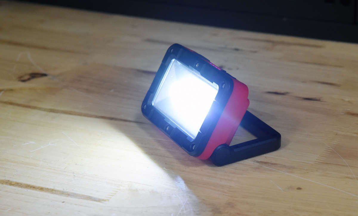 Akumuliatorinis šviesos diodų prožektorius | 5W COB 300LM (YT-81819)