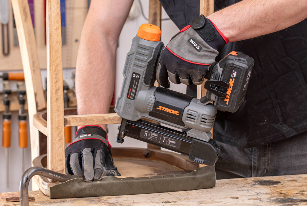 Akumuliatorinis kabių kalimo pistoletas - takeris | 20V | 15-32 mm | be baterijų (78158)