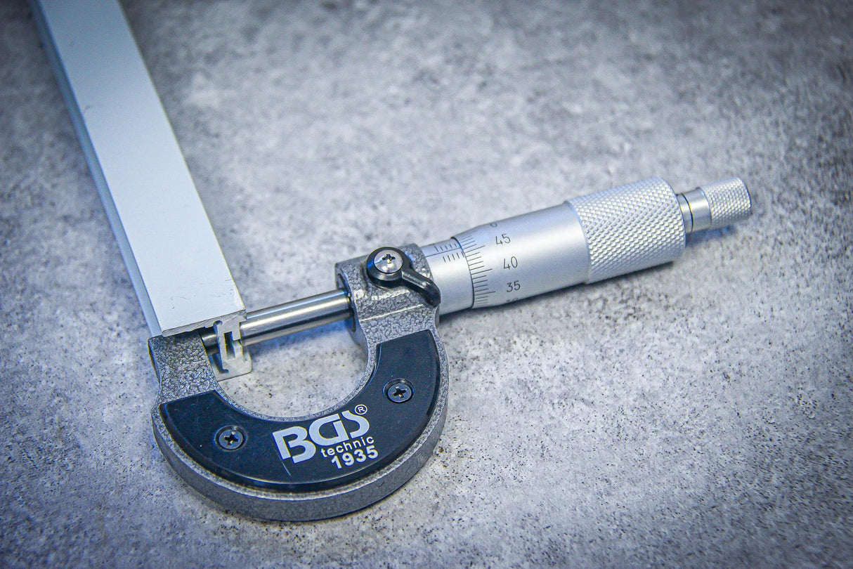 Mikrometras medinėje dėžutėje | gradavimas 0,01 mm | 0 - 25 mm (1935)