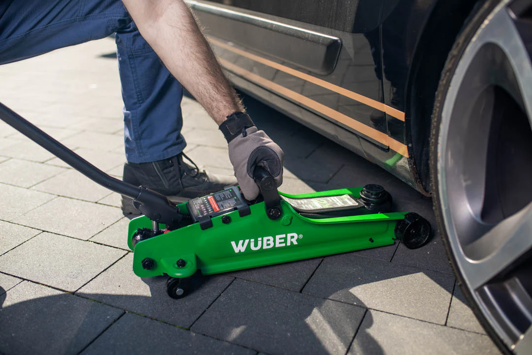 Žemo profilio hidraulinis domkratas su ratukais Wüber W22002 | 80-375 mm | 2.5 t | lagaminas (W22002)