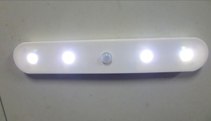 Prožektorius/šviestuvas su 4 Led ir 2 magnetais, judesio daviklis su 90 jautrumo kampu (JR-147)