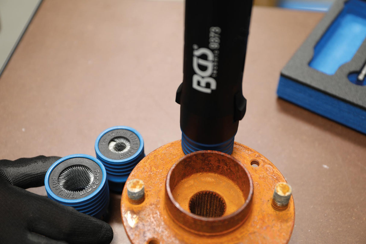 Įrankių dėklas 1/6: smeigių ir ratų veržlių varžtų valymo šepetėlių rinkinys (9373)