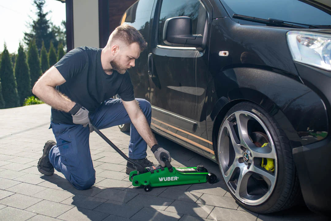 Žemo profilio hidraulinis domkratas su ratukais Wüber W22002 | 80-375 mm | 2.5 t | lagaminas (W22002)